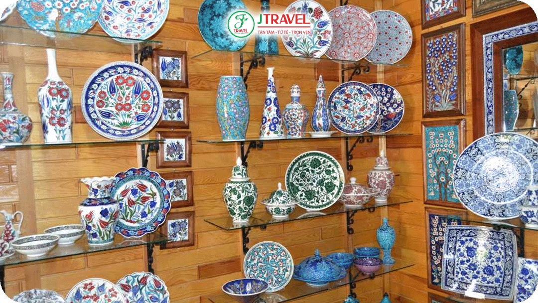 Gốm Iznik - Gốm sứ tinh xảo, hoa văn xanh đỏ đặc trưng nghệ thuật Hồi giáo