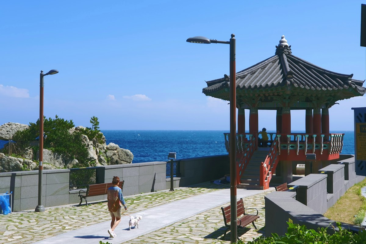 Lối đi ven biển với đình truyền thống ở Haeundae