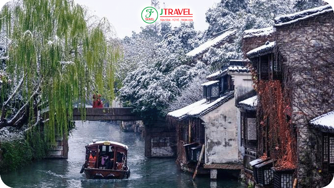 Khung cảnh Đông Trấn như “đóng băng trong thời gian” yên bình và tĩnh lặng