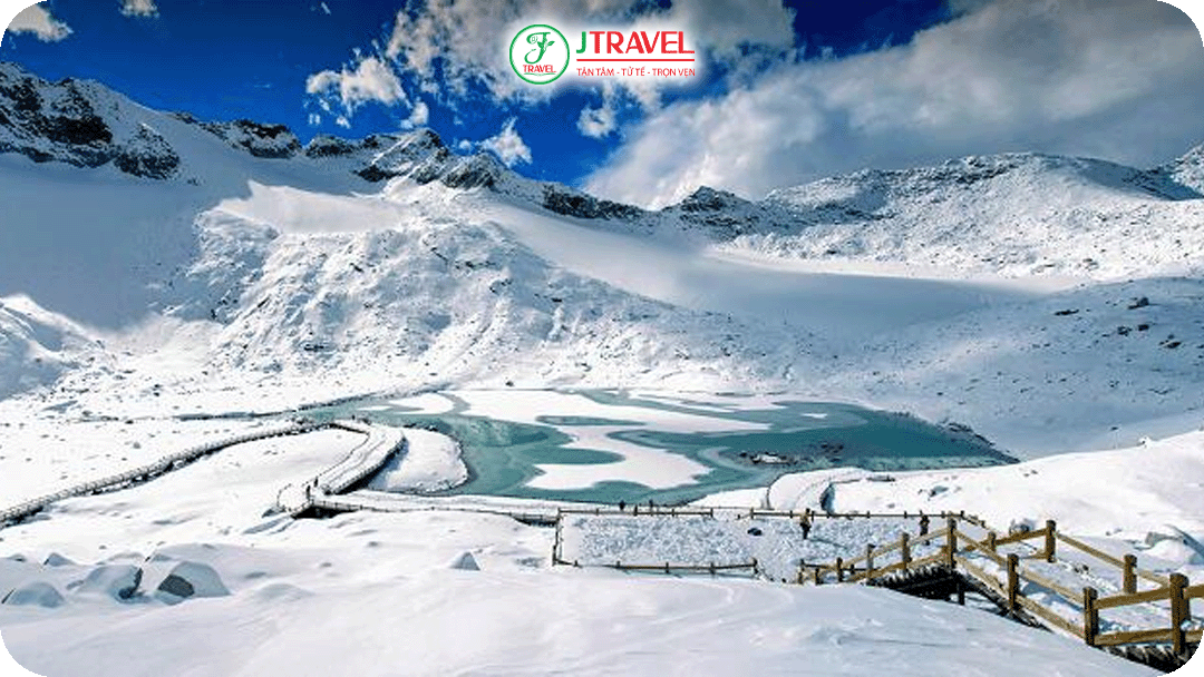 Chiêm ngưỡng hồ băng trên đỉnh núi tuyết