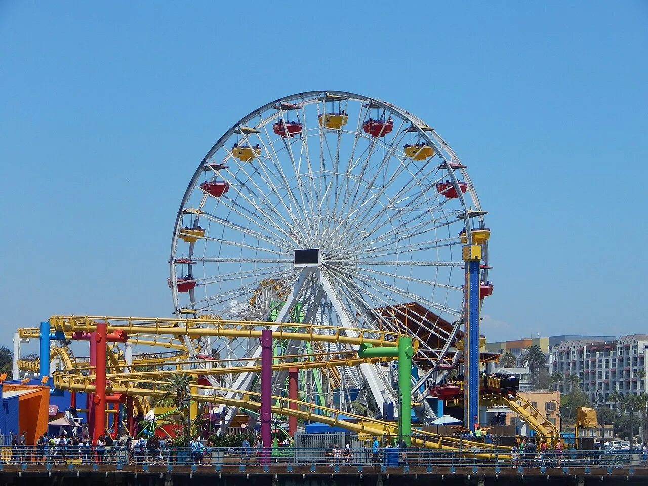 Vòng đu quay trên cầu tàu Santa Monica ở Los Angeles