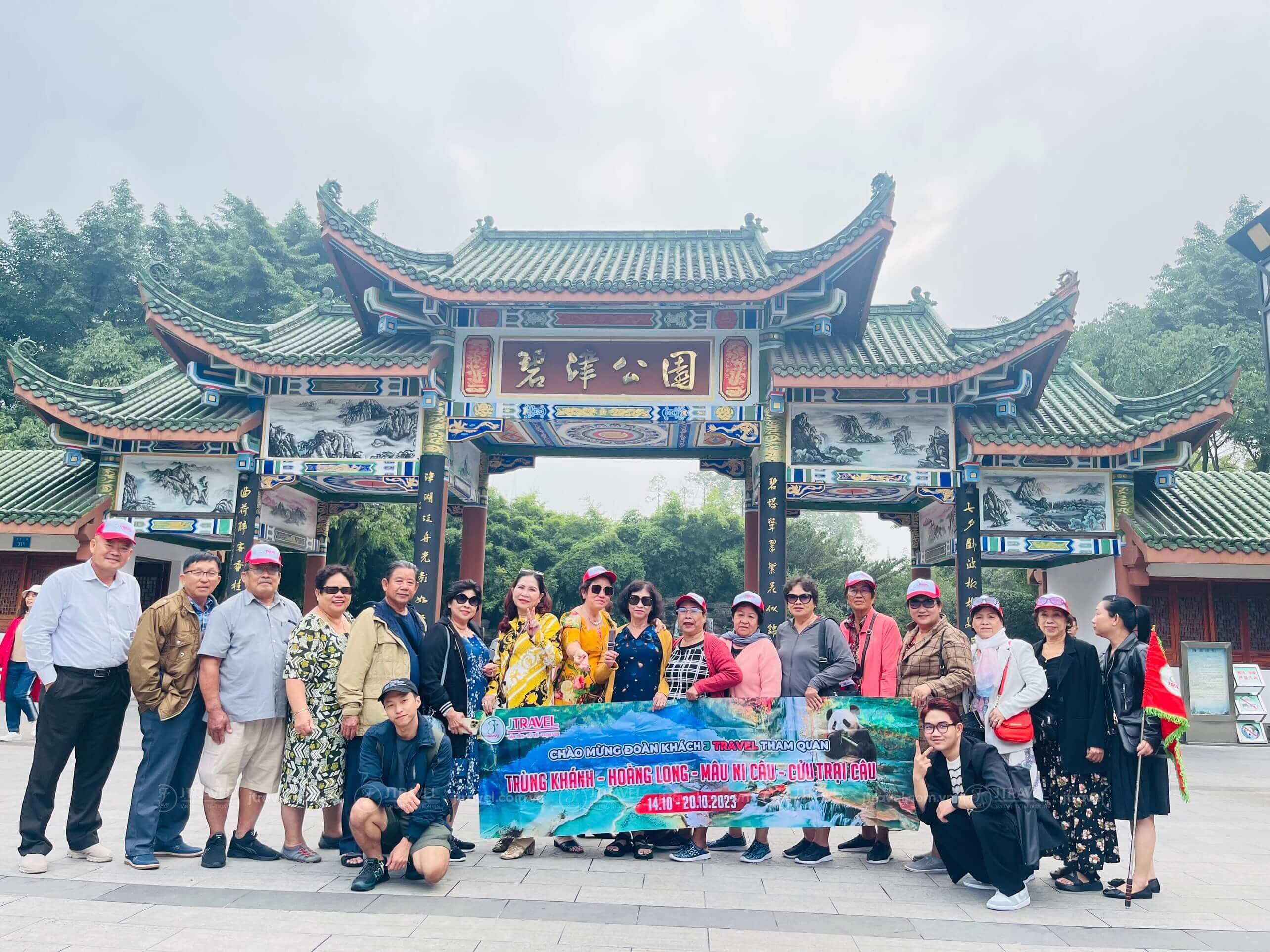 Du khách trải nghiệm tour Tết Trung Quốc 2026 của J Travel