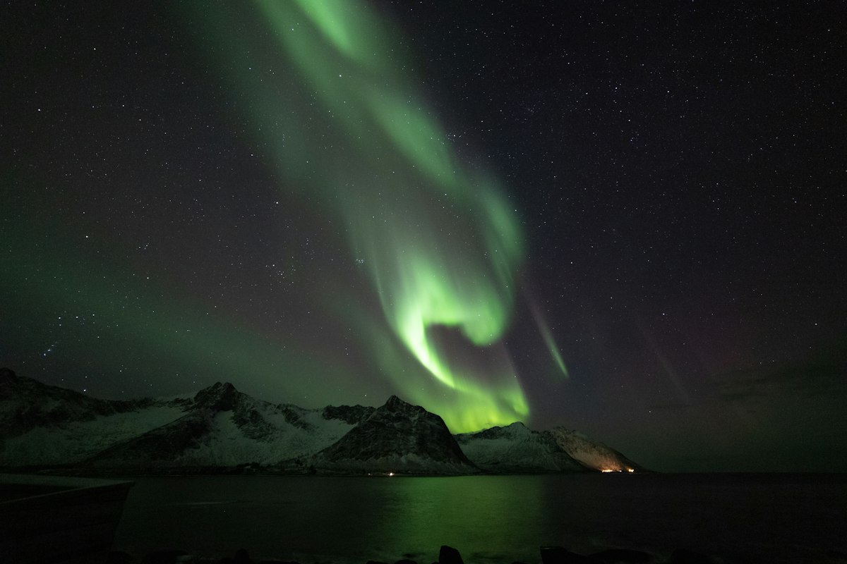 Cực quang trên dãy núi ở quần đảo Lofoten