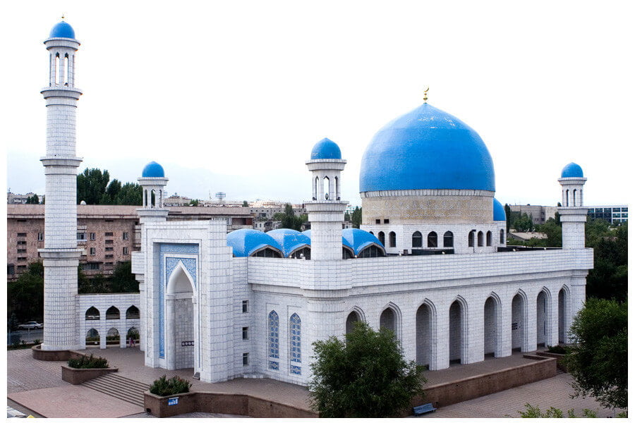 Nhà thờ Hồi giáo trung tâm Almaty có kiến trúc mái vòm xanh nổi bật