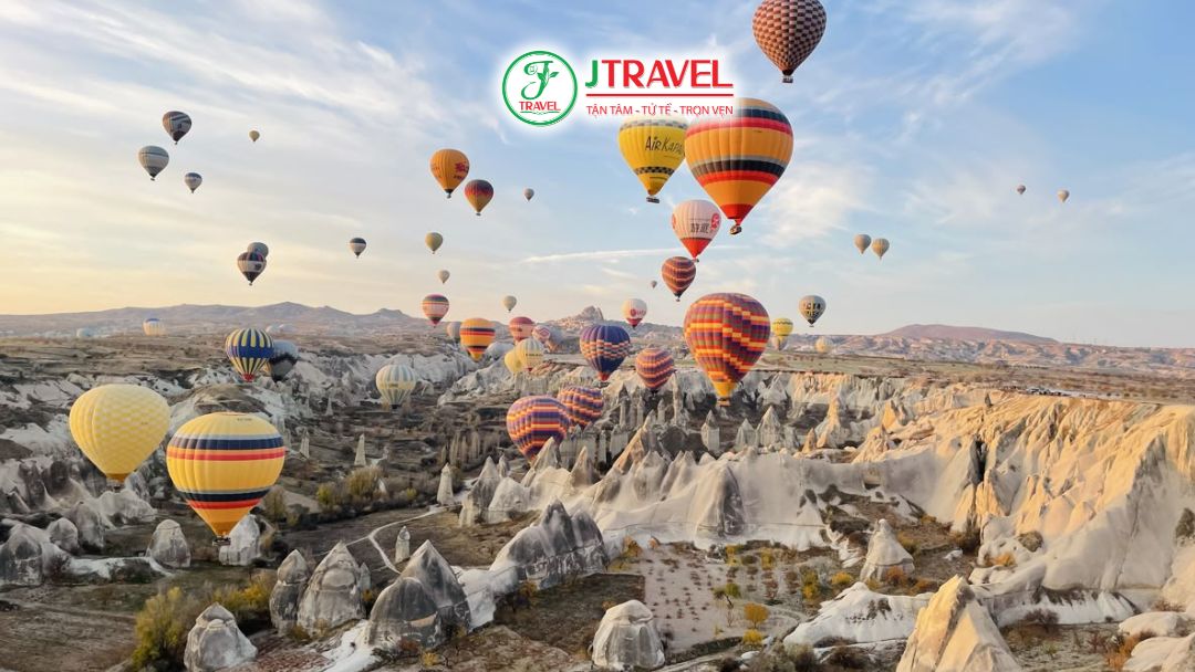 Toàn cảnh vùng cao nguyên núi lửa Cappadocia ở miền Trung Thổ Nhĩ Kỳ