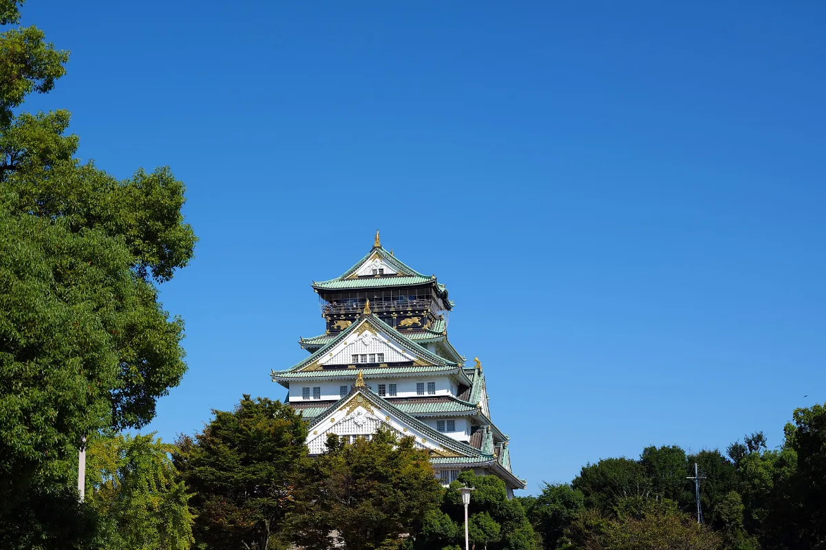 Tháp chính lâu đài Osaka
