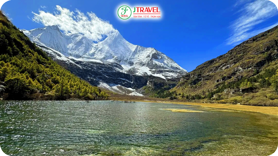 Hồ Ngũ Sắc Á Đinh (Five-Colored Lake) được xem là viên ngọc quý