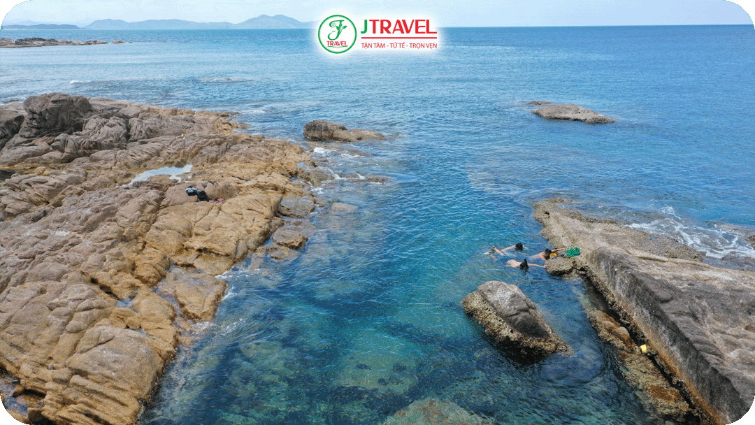 Nước trong nhìn rõ đáy của hồ bơi vô cực tại Cù Lao Mái Nhà