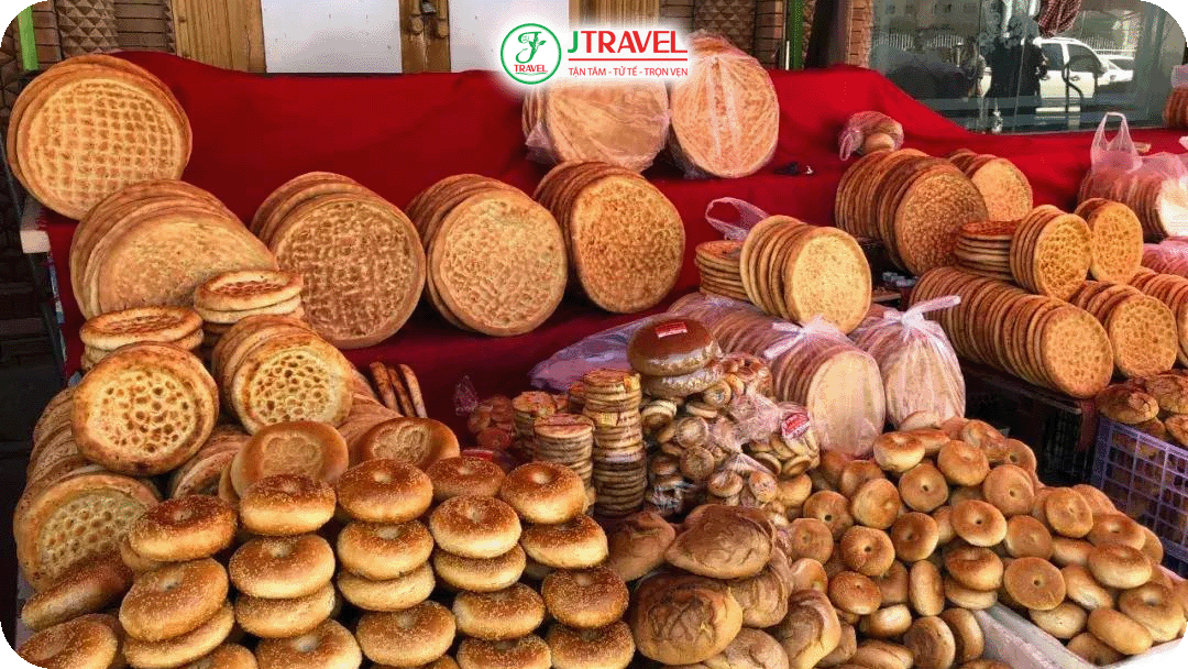 Các tiệm bánh naan lớn với hàng chục chiếc bánh tròn vàng ruộm