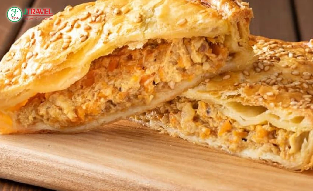 Oyama Meat Pie chiên giòn, ăn kèm sốt giấm đen