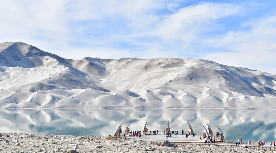 Đồi cát trắng bên hồ Baisha (hồ Bạch Sa), cao nguyên Pamir