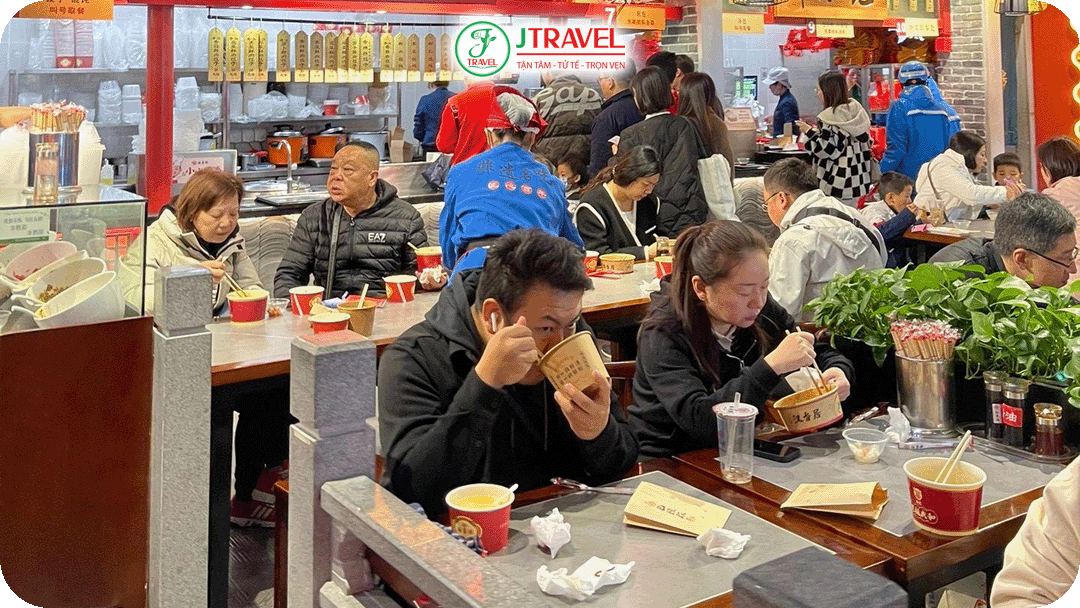 Mì nóng khô – món ăn sáng quen thuộc của người dân địa phương