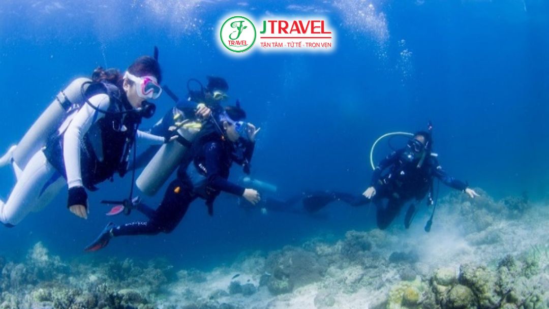 Huấn luyện viên hỗ trợ làm quen dưới nước