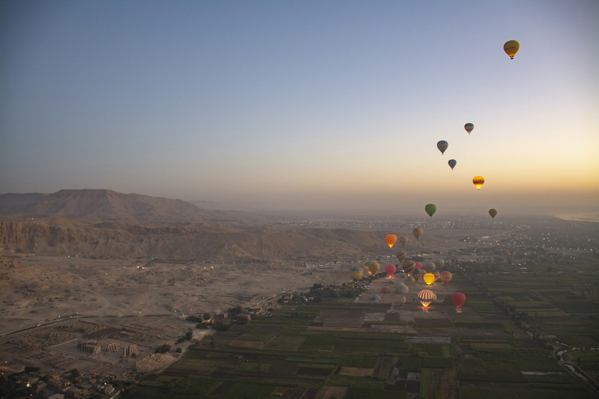 Khinh khí cầu bay trên thung lũng sông Nile lúc bình minh ở Luxor