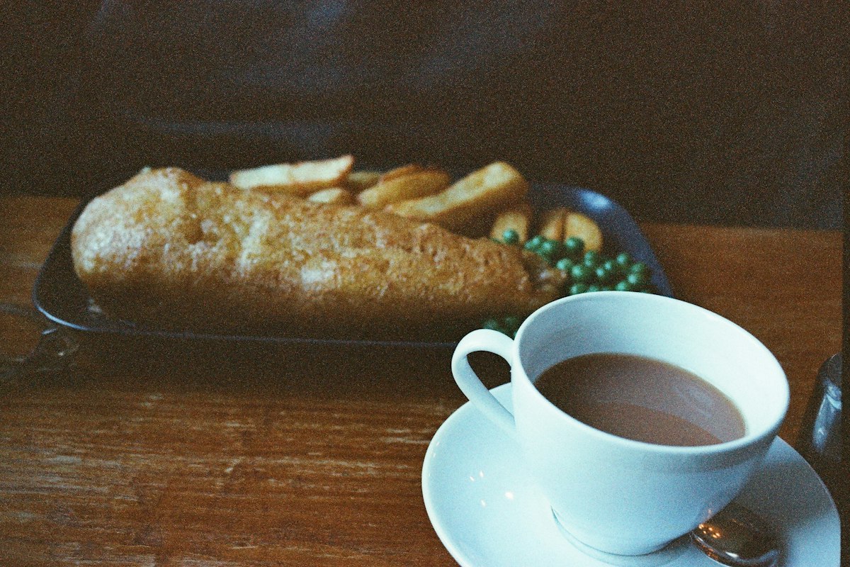 Fish and chips ăn kèm đậu Hà Lan và tách trà nóng
