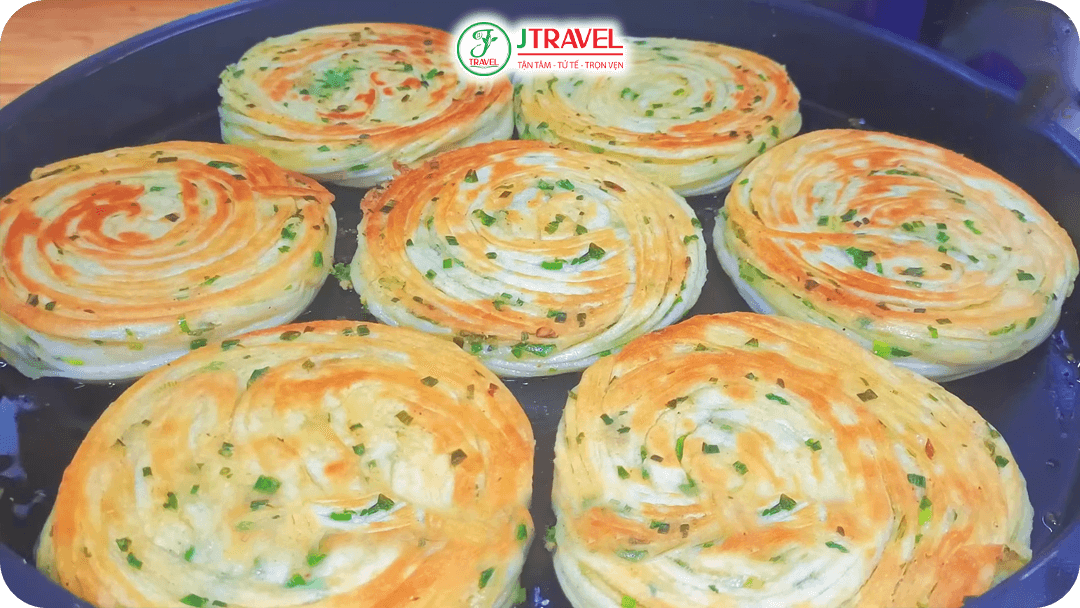 Bánh hành chiên – Quà vặt thơm lừng phố chợ