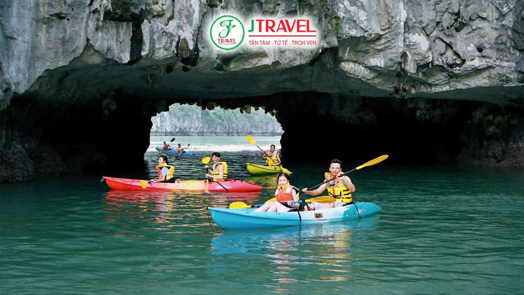 Chèo kayak ở Hang Luồn