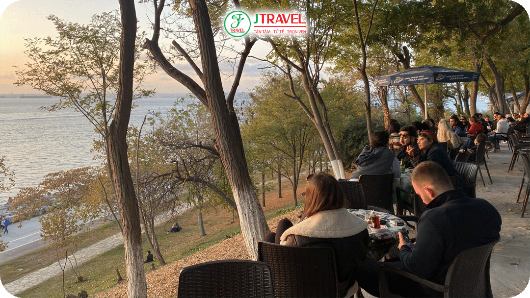 Moda Aile Çay Bahçesi là quán trà ngoài trời nổi tiếng, nằm ven biển Marmara