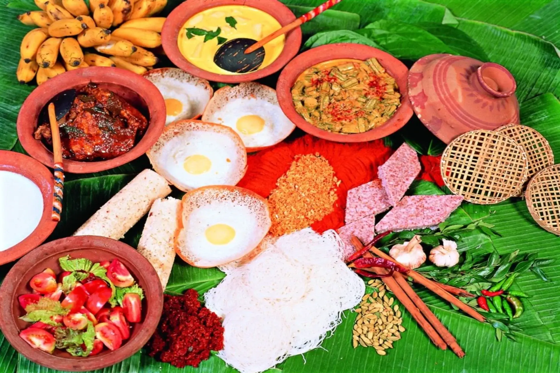 Ẩm thực Sri Lanka gây ấn tượng bởi sự kết hợp giữa cơm, cà ri, dừa, hải sản, rau củ và nhiều loại gia vị đặc trưng của Nam Á.