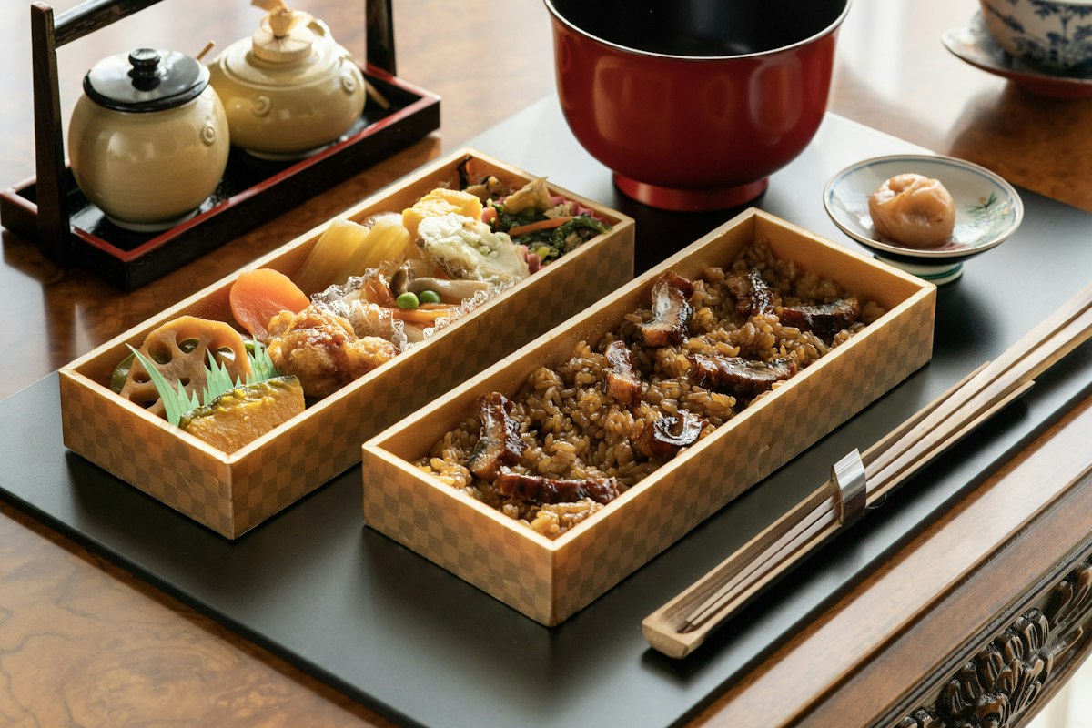 Khay cơm truyền thống Nhật Bản với nhiều món ăn kèm