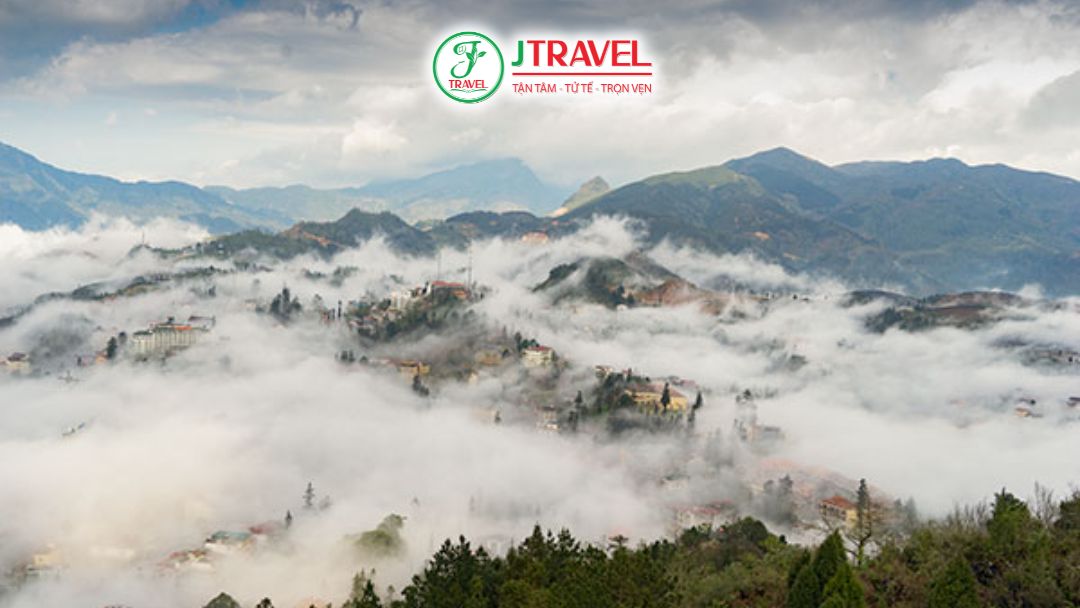 Núi Hàm Rồng nhìn toàn cảnh thị trấn Sapa từ trên cao