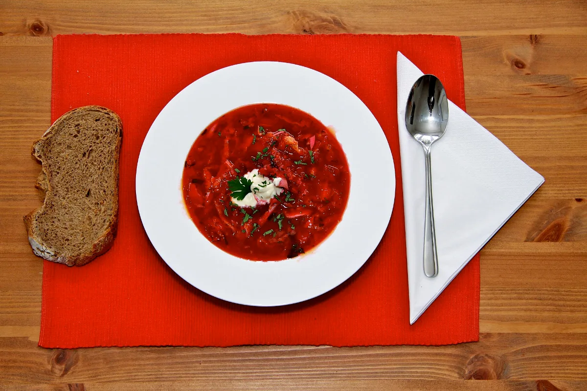 Súp củ dền borscht ăn kèm kem chua và bánh mì đen