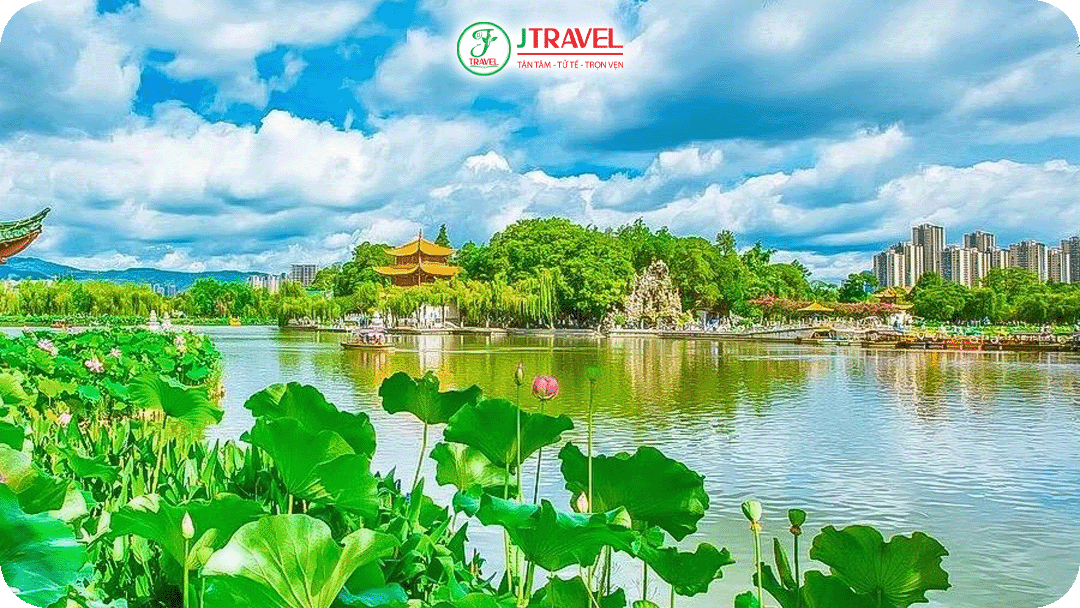 Quan cảnh xung quanh Đại Quan Lầu cổ kính xen lẫn hiện đại