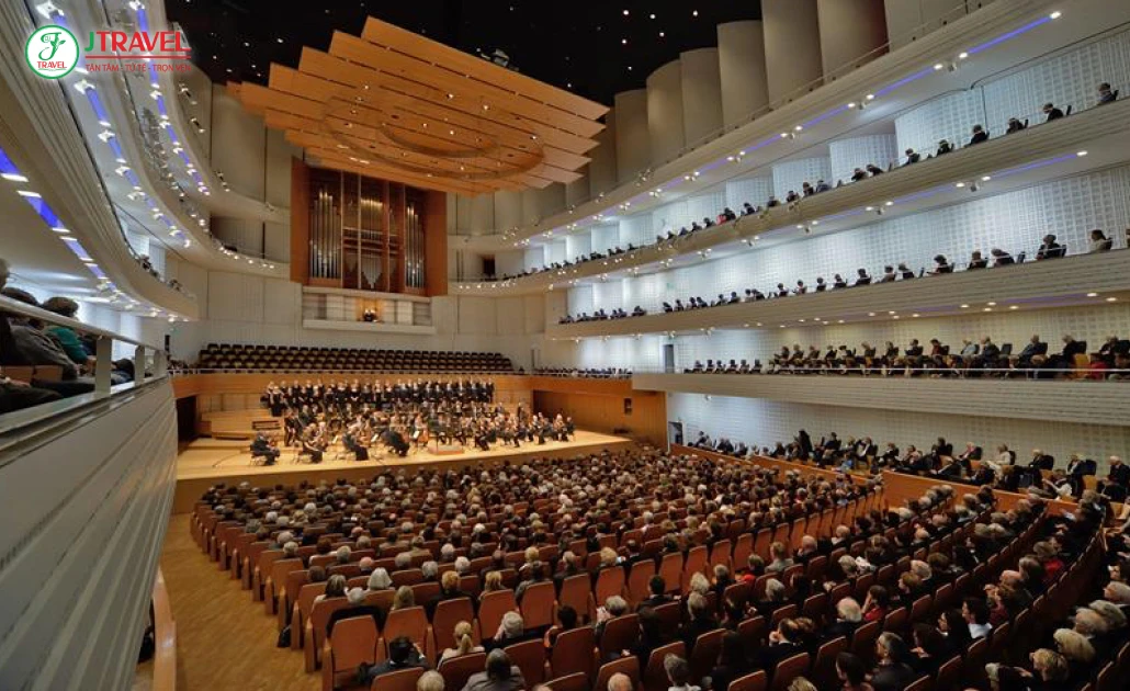 Khán giả thưởng thức âm nhạc cổ điển tại Lucerne Festival Thụy Sĩ
