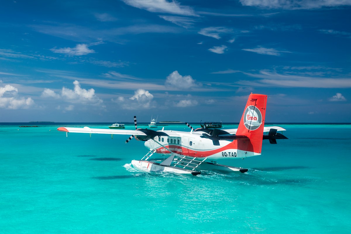 Thủy phi cơ đậu trên vùng nước xanh Maldives