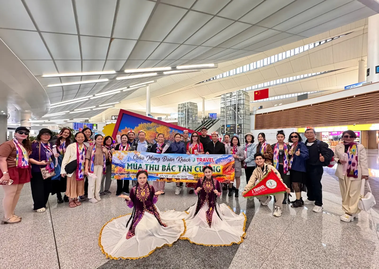 Đoàn khách J Travel đến sân bay Urumqi, bắt đầu tour Tân Cương mùa thu