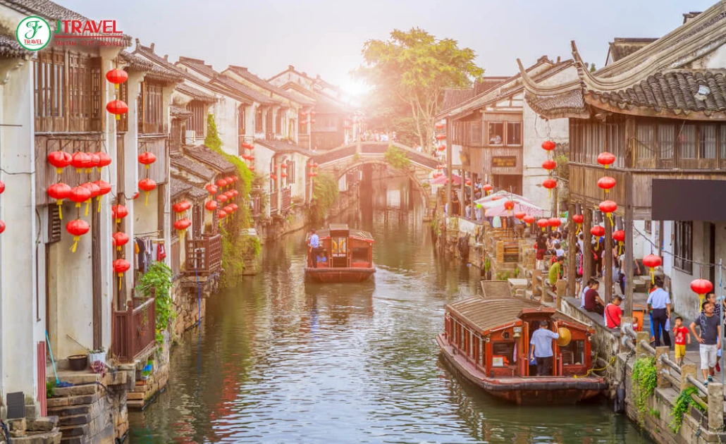 Ô Trấn cổ kính soi bóng bên dòng kênh, đèn lồng đỏ lung linh trong đêm Tết Giang Nam.