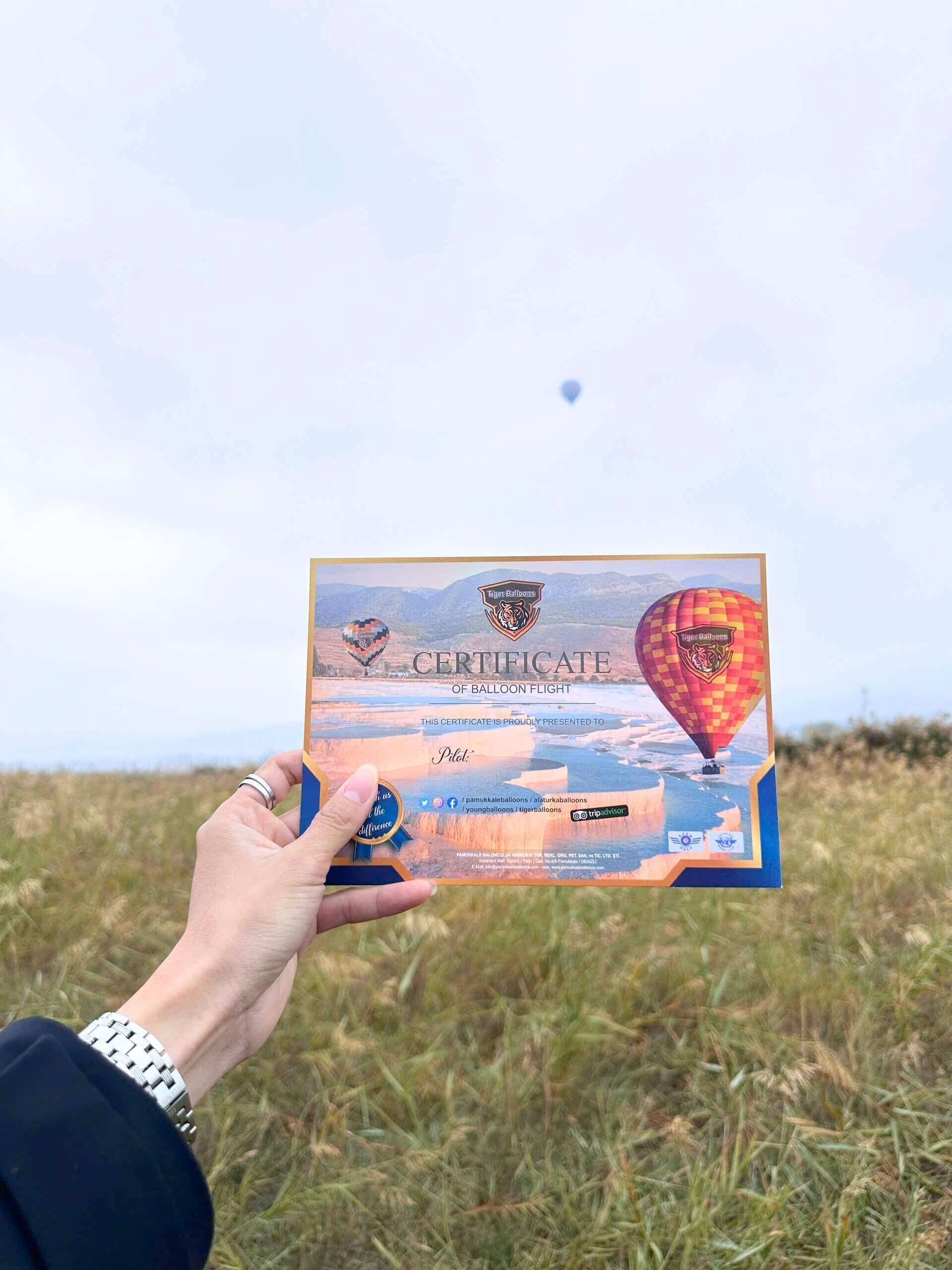  tổng thời gian trải nghiệm khoảng 3 giờ (bao gồm đón khách tại khách sạn, xem quá trình bơm khí cầu và lễ mừng sau khi hạ cánh).