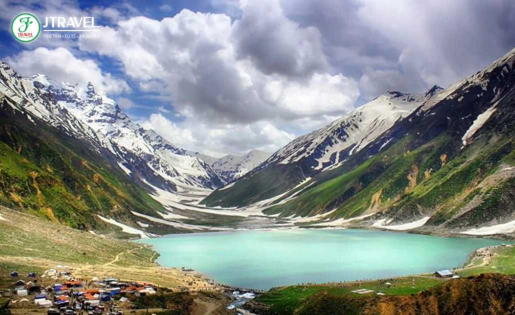 Cảnh quan núi cao hùng vĩ bao quanh hồ Saif-ul-Malook gần Naran