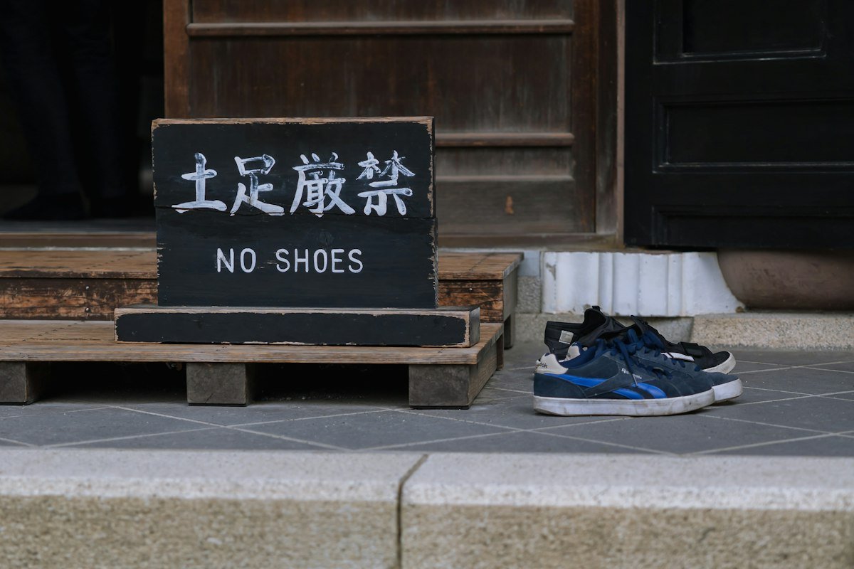 Biển yêu cầu cởi giày trước khi vào chùa Engakuji ở Kamakura