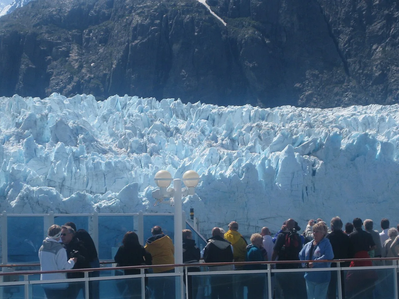 Du thuyền Alaska đi qua Vịnh Glacier với băng hà hai bên