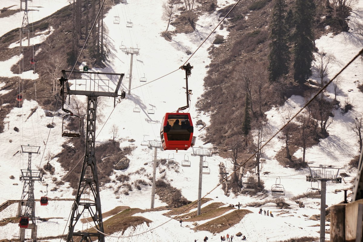 Cáp treo trên núi tuyết ở Gulmarg, Kashmir