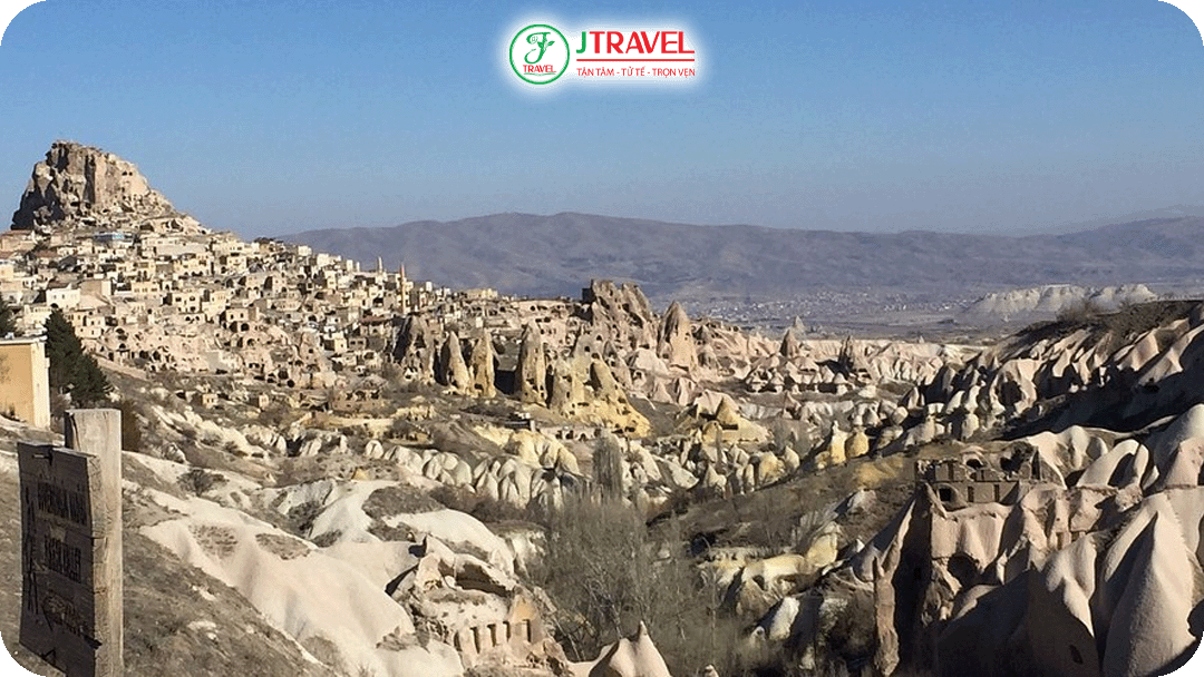 Pigeon Valley nổi bật với hàng trăm hang chim bồ câu đục vào vách đá