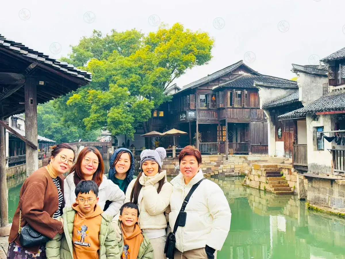 Khách nhà JTRAVEL tham quan Ô Trấn