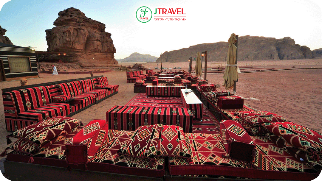 Du khách có thể ngồi khu ăn uống ngoài trời theo phong cách du mục