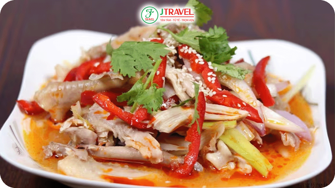 Gà sau khi luộc chín sẽ được ngâm nước lạnh để giữ độ dai, sau đó chan nước sốt gia vị