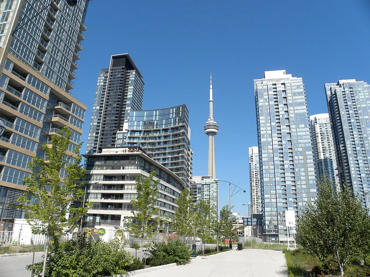 Toronto với tháp CN Tower trong tour du lịch Mỹ Canada