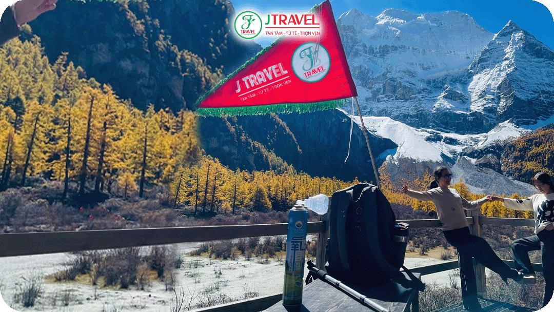 Du khách có thể dừng lại check in với những cảnh quan mùa thu và núi tuyết