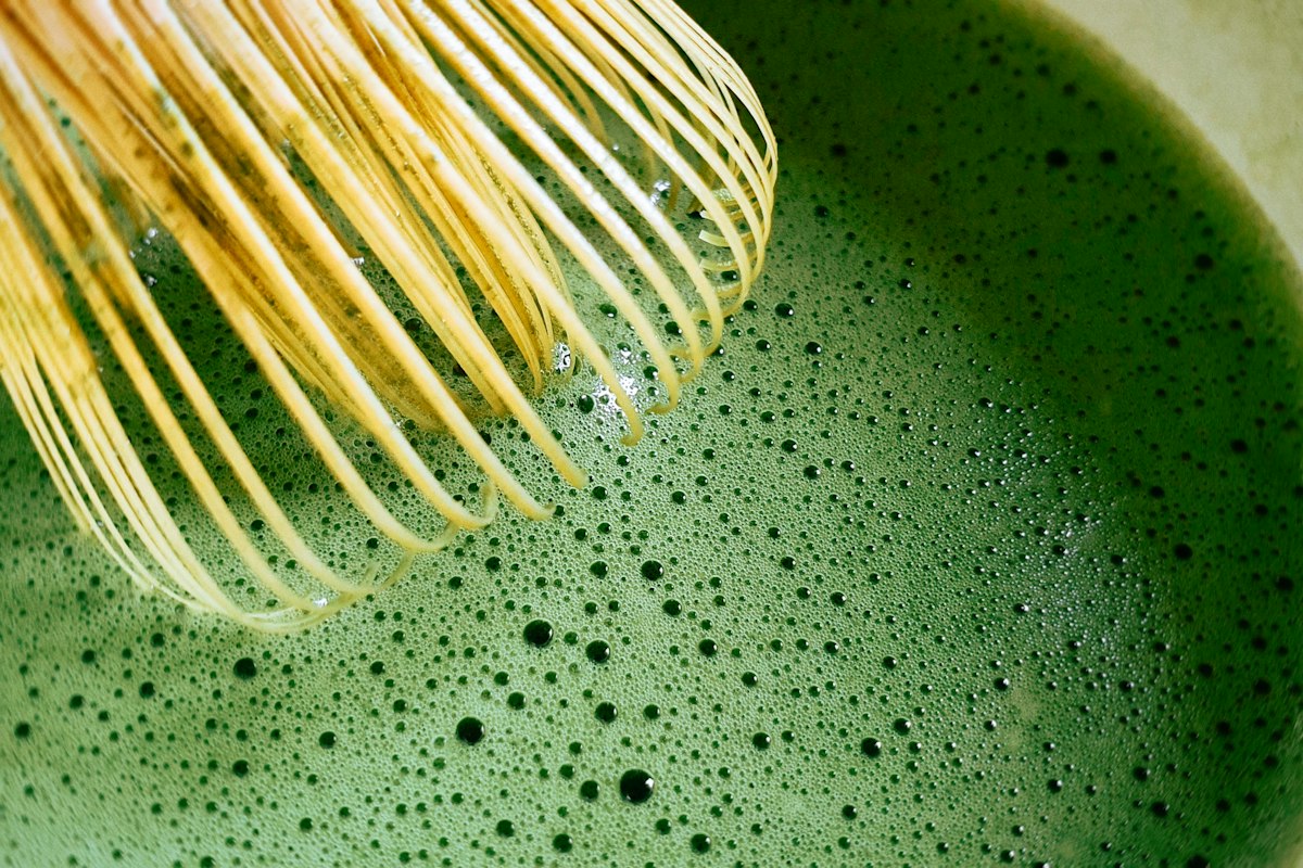 Chổi tre đánh trà matcha sủi bọt mịn trong chén