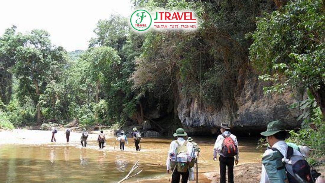 Du khách trekking xuyên rừng Phong Nha – Kẻ Bàng khám phá thiên nhiên