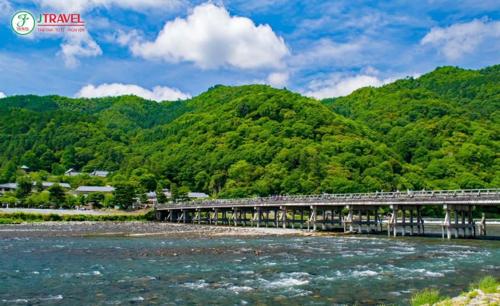 Cầu Togetsukyo nối hai bờ sông Hozu