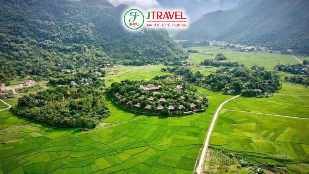 Bản Nhót Mai Châu với nhà sàn và cánh đồng rộng lớn của người Thái