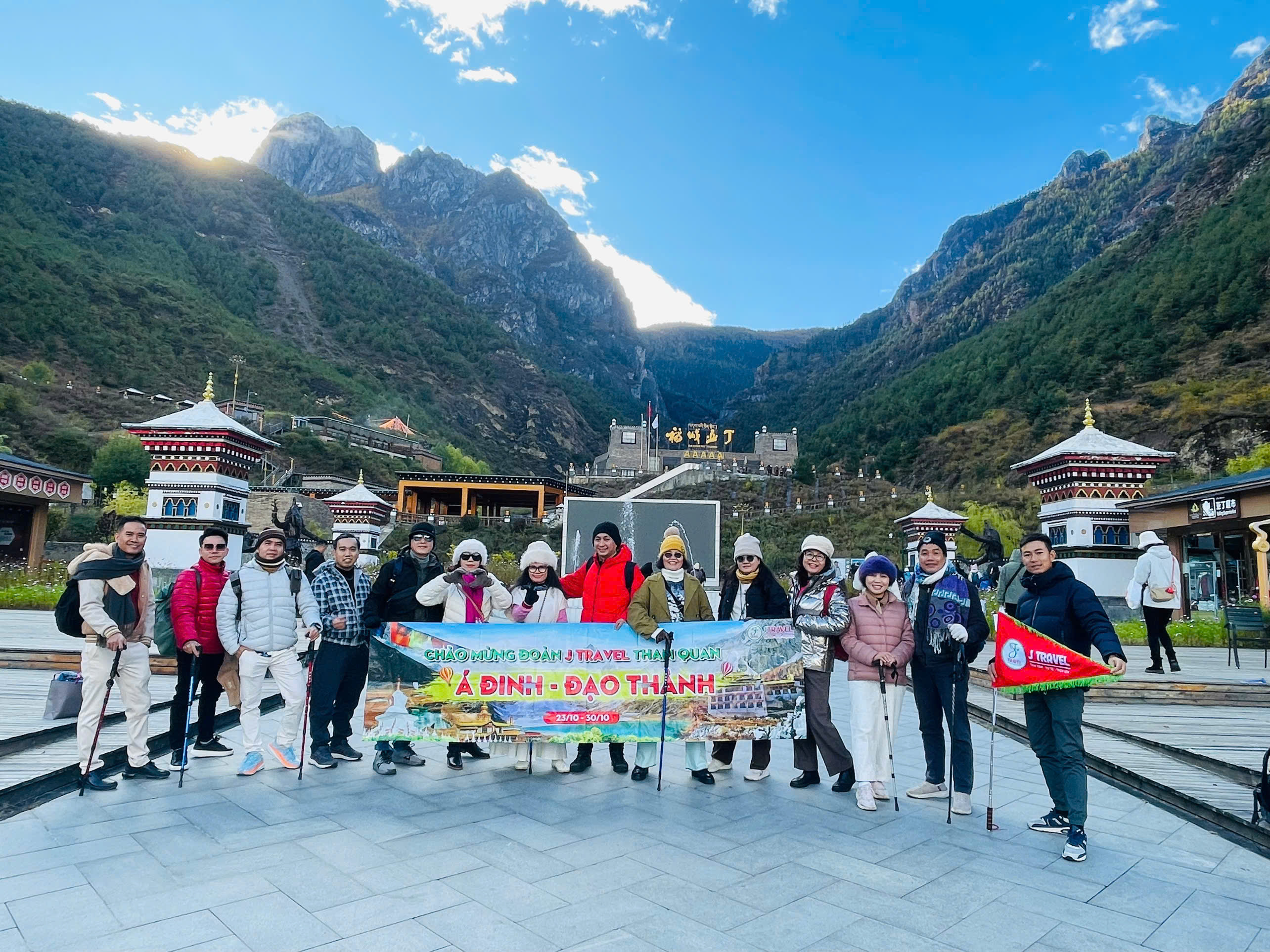 Đoàn du khách tour Á Đinh - Đạo Thành của J Travel