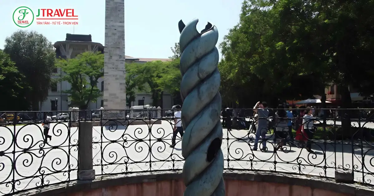 Cột Rắn biểu tượng chiến thắng và tinh thần đoàn kết của người Hy Lạp cổ đại