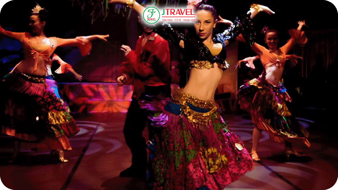 Múa bụng Thổ Nhĩ Kỳ nổi bật với tiết tấu nhanh, sôi động, kết hợp trống darbuka mạnh mẽ