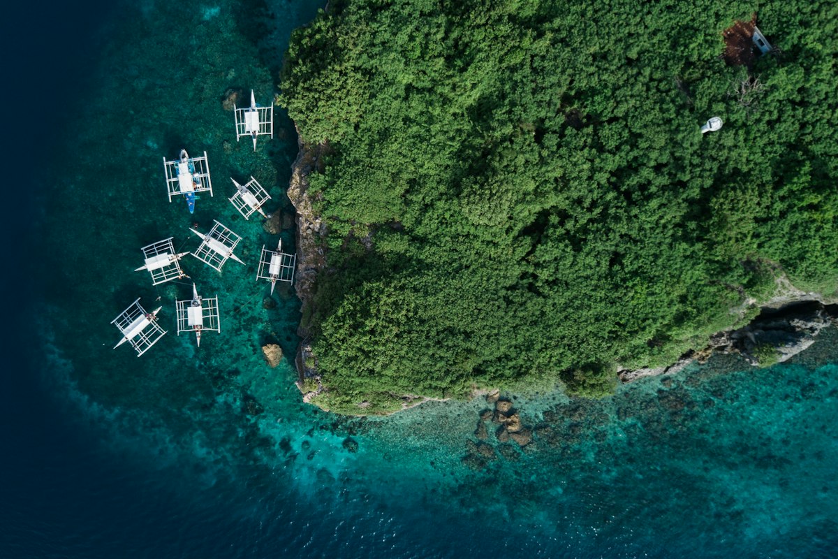Những chiếc thuyền bangka bên đảo nhỏ ngoài khơi Moalboal, Cebu